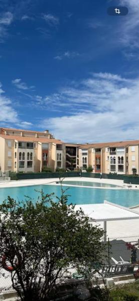 Studio cosy rénové climatisé avec piscine proche de toutes commodités